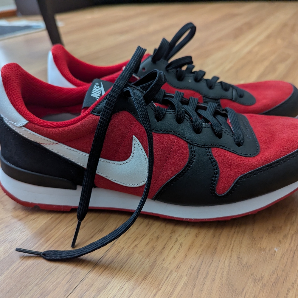Nike Internationalist Red and Black Athletic Running Shoes